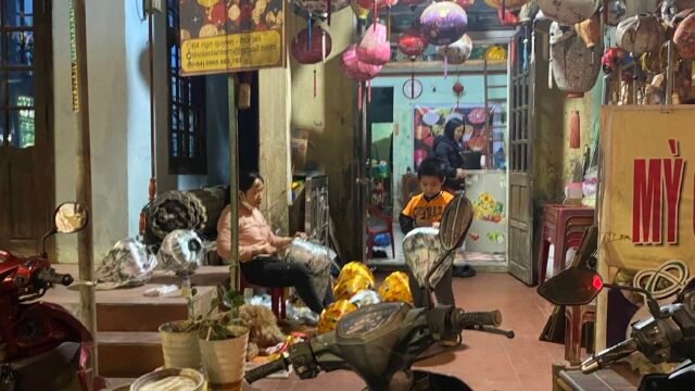 Ti’s Lantern Making Class- Đèn Lồng Hội An