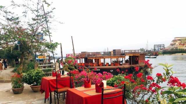 Song thanh Riverside Restaurant