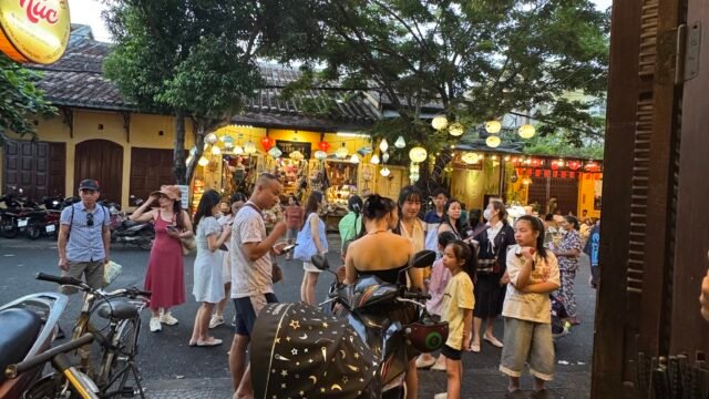 Long Vy Souvenir Shop