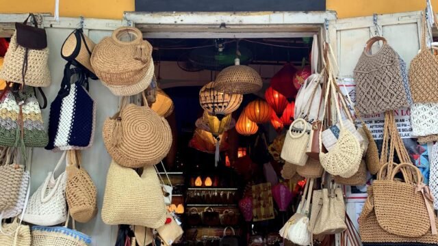 Long Vy Souvenir Shop