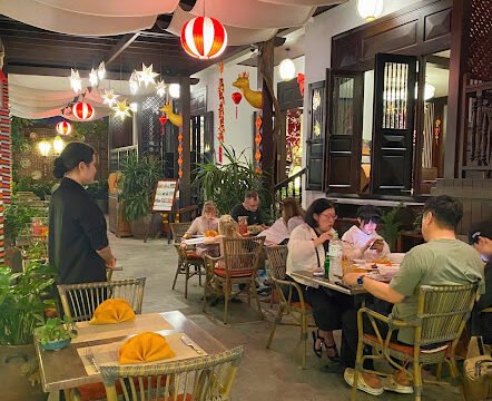 "Lồng Đèn" Restaurant