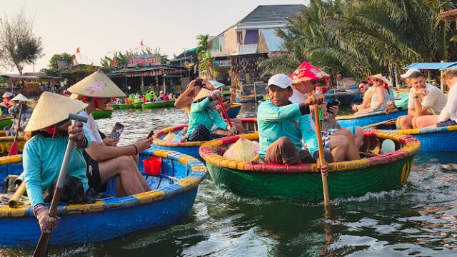 Làng Dừa Xanh Coconut Basket Boat Tour