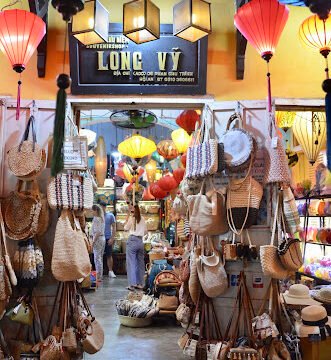 Long Vy Souvenir Shop